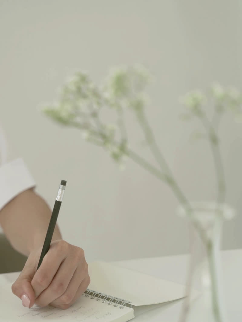 The still that carried "i write down boring days"