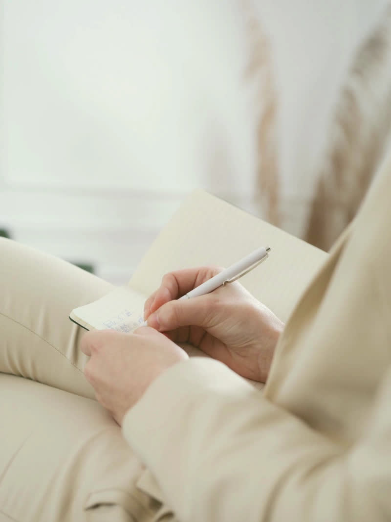 The still that carried "i write down boring days"