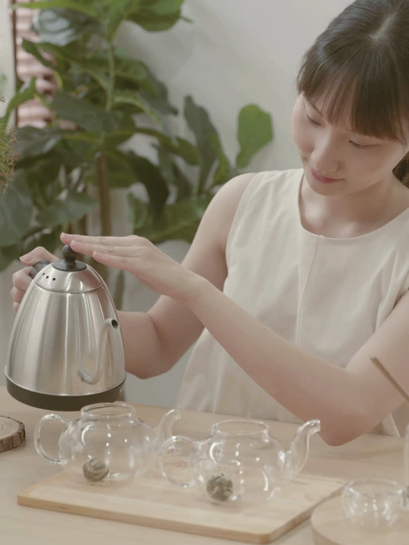The still that carried "i started letting the kettle finish on its own instead of standing there waiting for it, and somehow those ninety seconds became the only part of the day nobody needs anything from me"