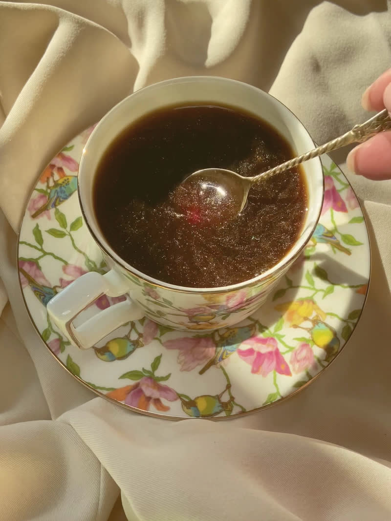 The still that carried "i drink it while it's hot"