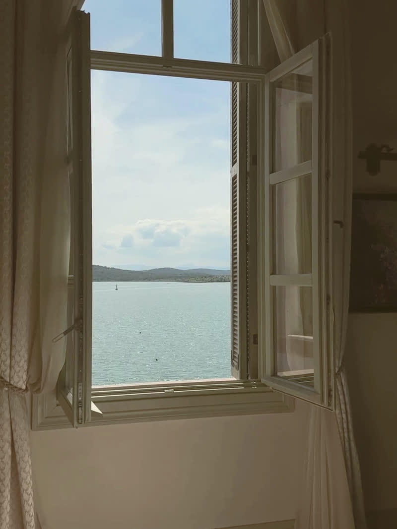 The still that carried "the curtain moves on its own"
