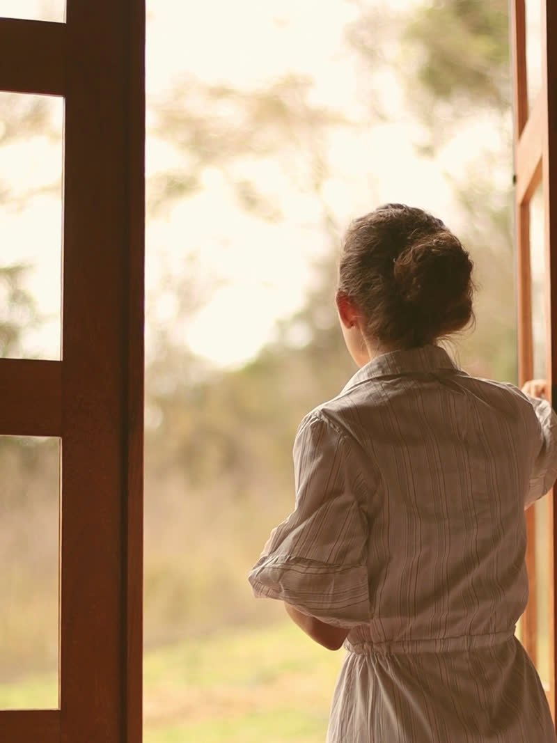 The still that carried "the curtain moves on its own"