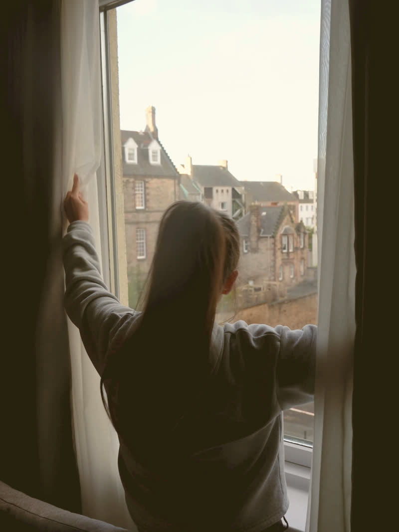 The still that carried "the curtain moves on its own"