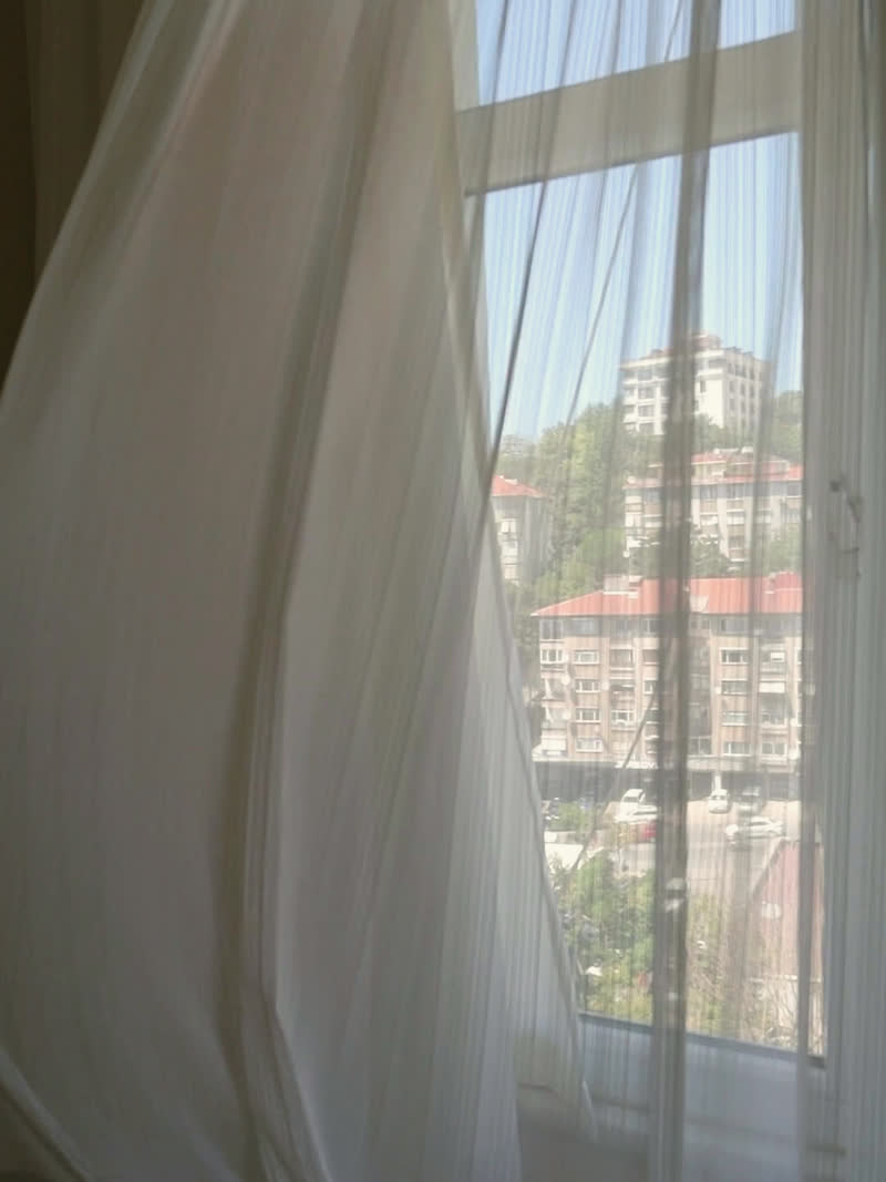 The still that carried "the curtain moves on its own"